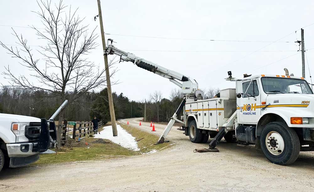 XOH crews working on a overhead pole line.